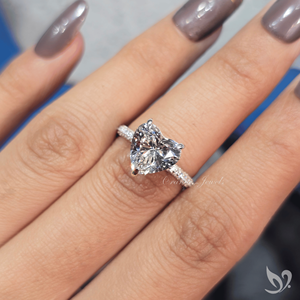 Anillo de Compromiso y Boda con Diamante Cultivado en Laboratorio de Corte Corazón de 3CT, Banda Pavé de Tres Filas, Diseño Audaz y Romántico, Oro de 10K - Product Image 4