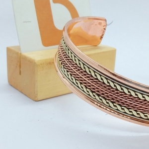 Brazalete de Aleación de Cobre Chapado en Oro Rosa, Estilo Vintage, con Imitación de Perlas, Diseño Trenzado Clásico, Joyería de Moda Unisex - Product Image 1