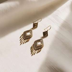 Boucles d'oreilles ethniques géométriques dorées de style vintage de qualité export - Product Image 1
