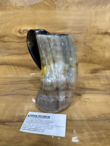 Corne à boire viking en buffle naturel, mug en corne africaine avec fond en bois pour le thé, le café et la bière - Product Image 3