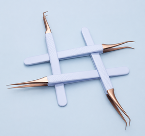 Ensemble de 4 pinces professionnelles pour extensions de cils, pointe or rose, antidérapantes, manche bleu clair, kit d'outils pour cils - Product Image 1