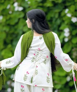 Salwar Kameez de Algodón Blanco con Estampado Floral Rosa, Corte Regular, Largo hasta el Suelo, Estilo Vintage, Tradicional Indio-Pakistaní para Mujer - Product Image 3