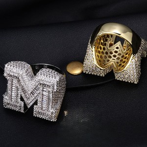 Anillo Fino Certificado IGI con Corte Baguette, Diamante Moissanita VVS, Chapado en Oro, Letra M, Estilo Hip Hop con Engaste Pavé - Product Image 4