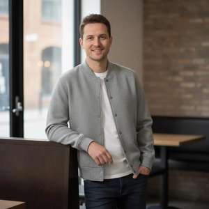 Chaqueta Universitaria Unisex Personalizada Hecha de Lana Premium y Mangas de Cuero Genuino, Bordado de Alta Calidad para Equipos o Marca Personalizada - Product Image 3