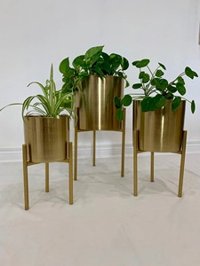 Juego de 3 macetas de metal dorado, perfectas para decoración de eventos, fiestas y exhibiciones de interiores, venta al por mayor desde India. - Product Image 3