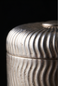 Boîte de rangement de luxe en métal argenté, ronde, pour fruits secs et dates, avec corps cannelé en spirale, couvercle à motif soleil et bouton plat - Product Image 4