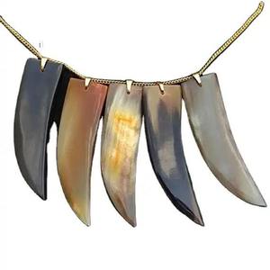 Collar con Colgante de Cuerno Elegante y de Alta Calidad, Hecho a Mano con Resina, Madera, Metal y Hueso, con Diamante y Perla, Cadena Única, Artesanía Natural - Product Image 4
