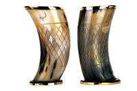 Gobelet artisanal en corne de buffle, forme naturelle, motif nœud celtique sculpté, objet d'art et de collection, verre en corne