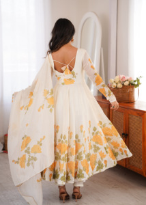 Presentamos el Nuevo Traje Maxi Anarkali de Diseñador en Estilo Elegante y Sencillo con Trabajo Koti en Seda Organza, Sin Arrugas, de Secado Rápido y Reversible - Product Image 5
