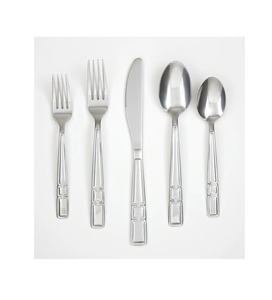 Los cubiertos en tonos plateados crean un ambiente acogedor y elegante en la mesa, perfectos para buscar una elegancia duradera en los artículos esenciales para la cena. - Product Image 4