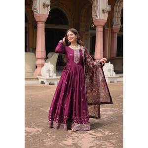 Robe de soirée artisanale de créateur en organza brodé, coupe trapèze avec taille empire et travail de sequins - Product Image 1