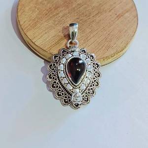 จี้เพชรพลอยธรรมชาติ NIKHIL GEMS รุ่นกล่องลับวินเทจ สำหรับงานหมั้น ทำด้วยมือจากเงินแท้ 925 พร้อมช่องเก็บของซ่อน - Product Image 1
