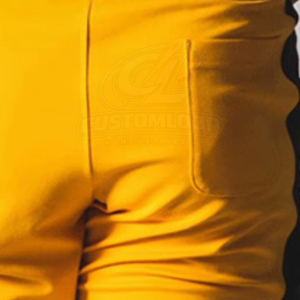 Shorts de sport pour hommes jaunes et noirs à blocs de couleur, taille élastiquée avec cordon de serrage, séchage rapide, taille mi-haute, avec bande latérale - Product Image 4