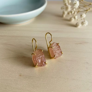 Boucles d'oreilles pendantes minimalistes en argent sterling 925 plaqué or 14 carats avec pierre brute de cristal vert, bijou cadeau pierre de naissance - Product Image 1