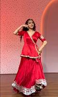 Ensemble Anarkali Lehenga brodé rouge en soie satinée, style indien/pakistanais, longueur ras du sol, coupe ample, col en V, manches 3/4, pour mariage