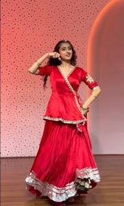 Ensemble Anarkali Lehenga brodé rouge en soie satinée, style indien/pakistanais, longueur ras du sol, coupe ample, col en V, manches 3/4, pour mariage - Product Image 4