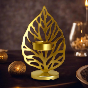 Élégant porte-bougie en filigrane doré en forme de dôme avec une bougie pilier noire en dessus. Décor élégant disponible à prix de gros. - Product Image 2