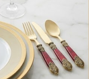 Service de couverts vintage plaqué or avec manches rouges et décorations ornées pour une présentation élégante de table de mariage - Product Image 5