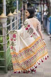 Sari en lin doux imprimé Kalamkari avec broderie Aari et miroir, et chemisier imprimé assorti parfaitement. - Product Image 2