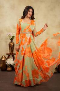 Un vestido drapeado indo-occidental contemporáneo que combina a la perfección la elegancia de un sari tradicional con la comodidad de un estilo moderno. - Product Image 3