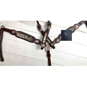 Conjunto de Collarín y Arnés de Cuero Marrón Estilo Western con Incrustaciones de Pelo de Vaca y Conchos Florales, Hecho a Mano, para Caballos - Product Image 2
