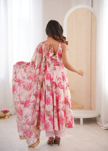 Vestido Maxi Artesanal de Muselina con Estampado Floral, Corte Kali, Voluminoso, con Velo de Organza Bordado y Parte Inferior Coordinada para Mujer - Product Image 5