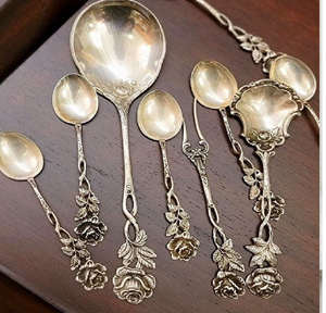Una gran variedad de cucharas de plata vintage y cuchillos especiales. Encanto clásico. Disponible a precios de mayorista. - Product Image 2
