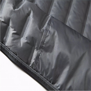 Gilet matelassé léger pour homme avec logo personnalisé, sans manches, chaud pour l'hiver, avec capuche, brillant, vente en gros - Product Image 5