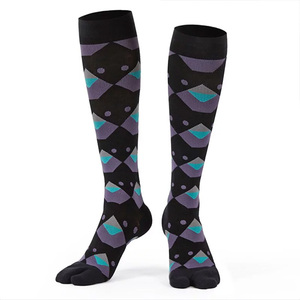 Chaussettes de compression Tabi géométriques noires en mélange de coton tricoté pour la randonnée et l'entraînement - Product Image 1