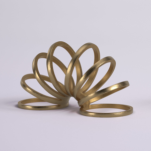 Sculpture décorative de table ronde en métal poli doré de la marque PHC, de qualité supérieure, pour un intérieur moderne, au prix le plus bas. - Product Image 1