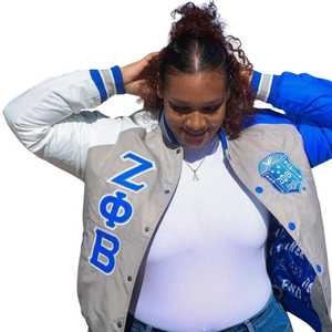 เสื้อแจ็คเก็ตบอมเบอร์ผ้าซาตินสีเทา-น้ำเงิน Zeta Phi Beta ปักลายเชนิลล์ ซับในสั่งทำพิเศษสำหรับผู้หญิง สไตล์กรีก ติดกระดุมแป๊ก เสื้อผ้าพรีเมียม - Product Image 6