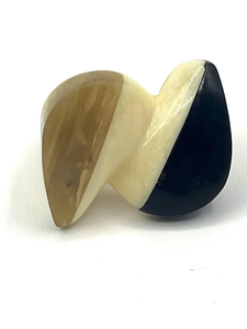 Anillo de cuerno tallado vintage de Cerdeña, Italia - Product Image 1