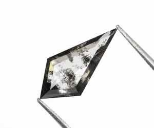 เพชรทรงว่าวโบราณ OM GEMS น้ำหนัก 1.60 กะรัต ทรงเกลือพริกไทย เจาะด้วยเลเซอร์ เพชรเลี้ยงในห้องปฏิบัติการ เพชรเกลือพริกไทยสั่งทำพิเศษ - Product Image 2