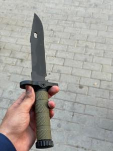 Couteau Skinner 25288 en acier D2, lame dentelée, manche en caoutchouc, avec étui et boussole - Product Image 2