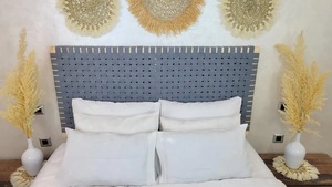 Tête de lit minimaliste en bois tressé avec revêtement en cuir, lit mural King Size, fait main, finition naturelle écologique, moderne - Product Image 2