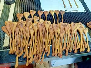 Ensemble de 6 ustensiles décoratifs en bois de teck naturel bio avec écumoire, spatule et cuillère taille S, cuillère cœur en bois - Product Image 6