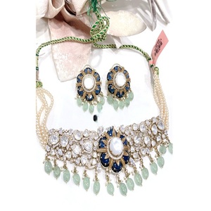Magnifique ensemble de collier et boucles d'oreilles plaqué or de qualité supérieure pour femme, idéal pour les mariages et les événements. - Product Image 1