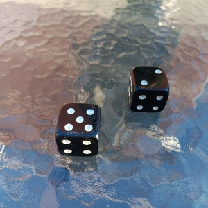 Dados Cuadrados Hechos a Mano con Cuerno de Búfalo, Grabados Personalizados, Ecológicos y Naturales para Juegos de Mesa - Product Image 1