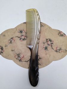 Peigne à cheveux en corne de buffle 100% naturelle de qualité supérieure avec personnalisation du logo sur la poignée en corne, forme animale, véritable corne, par Curio Crfat - Product Image 3