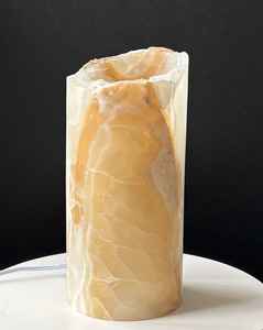 Lampe de table en onyx avec cylindre en pierre rayée et bords bruts, éclairage d'intérieur naturel de luxe - Product Image 5