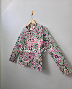 เสื้อแจ็คเก็ตผ้าฝ้ายอินเดียถักมือแบบควิลท์สองด้านสำหรับผู้หญิง ลายดอกไม้ งานปักแบบกันตะ เสื้อโค้ทสำหรับฤดูหนาว สีเขียวอ่อน สไตล์โบฮีเมียน - Product Image 3