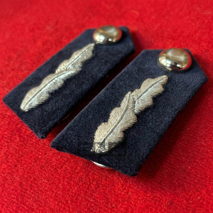 Épaulettes noires en paire avec motif plume argentée et bouton dôme, accessoire d'épaule pour uniforme de cérémonie - Product Image 2