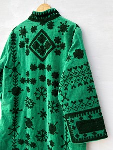 Elegante Chaqueta Larga de Terciopelo Verde Bordada con Diseño Floral Estilo Bohemio, Cuello Alto y Manga Larga para Mujer, Ropa de Invierno - Product Image 4
