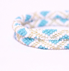 Bracelet extensible tendance fait main en perles de rocaille, design unique au crochet pour toutes les occasions, idéal pour les femmes, vente en gros B2B - Product Image 2