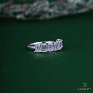 Bague de mariage de luxe en or blanc 14 carats avec diamant de laboratoire taille émeraude multi-pierres 2,83 carats certifié IGI, anneaux classiques partagés - Product Image 3