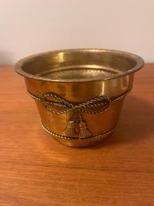 Elegante maceta de metal dorado con forma de lazo, perfecta para decoración de jardín, patio y exhibición al aire libre. Venta al por mayor desde India. - Product Image 6