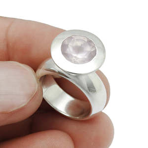 Anillo Minimalista de Plata 925 con Cuarzo Rosa Natural de Corte Redondo, Diseño Unisex para Uso Diario, Estilo Boho - Product Image 2
