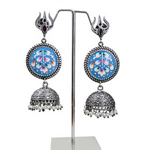 Boucles d'oreilles pendantes ethniques Jhumka oxydées avec cristaux rouges en forme de flèche et motif Trishul, cadeau pour femme - Product Image 1