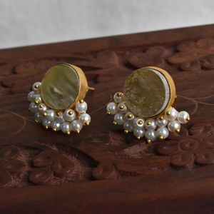 Boucles d'oreilles pendantes en laiton et perles synthétiques, plaquées or 18 carats, faites à la main, bijoux pour femmes, pour tous les jours - Product Image 1