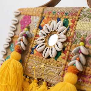 Sac à bandoulière bohème fait main avec coquillages cauris, travail miroir, pompons jaunes, franges marron, patchwork brodé multicolore - Product Image 4